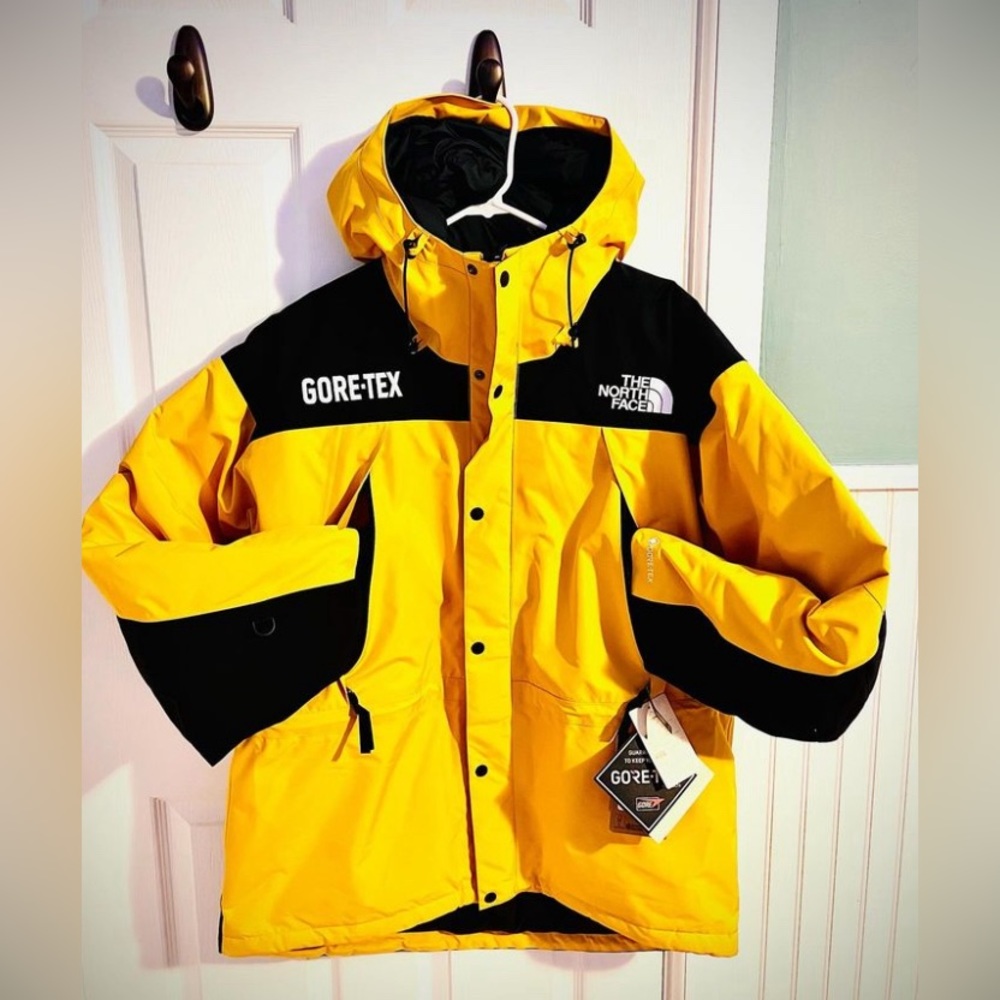 Mens Gtx mountain guide insulated jacket size Large.This jacket is very warm.